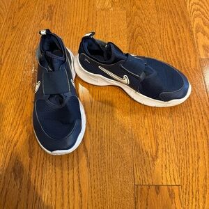 Nike Flex Runner 3 Navy Blue Slip-On Sneakers with White Accents - size 4Y